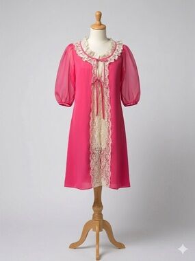 Beautiful 1950’s Pink Peignoir Robe  Size Small Lace
